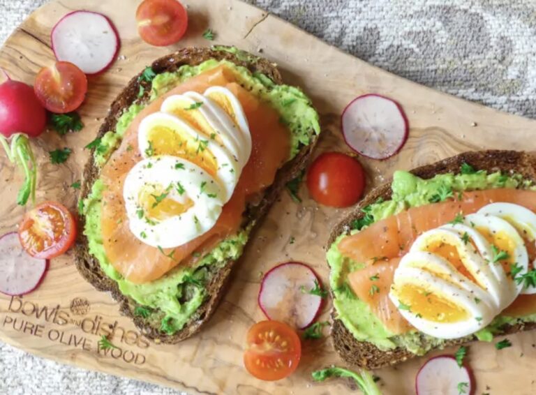 Geroosterd brood met avocado en ei