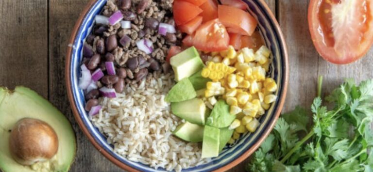 Mexicaanse quinoa-bowl met zwarte bonen en avocado