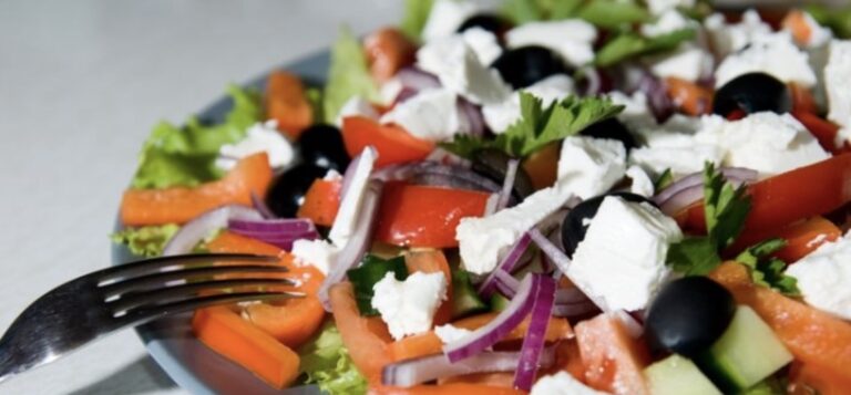 Griekse salade met kip en feta