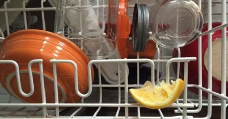 Voeg hierom een halve citroen toe aan de aan de vaatwasser – de reden waarom is geniaal