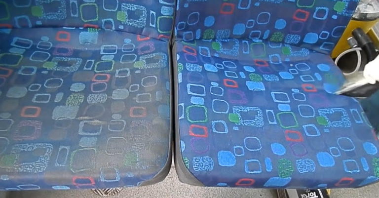 Dit is de reden waarom bus stoelen worden bedekt met de meest afgrijselijke patronen…