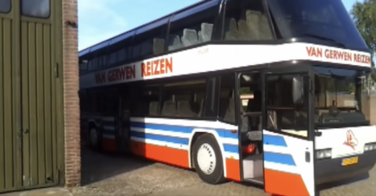 Hij kocht een touringbus en transformeerde deze om tot een prachtige camper! Ik wil er ook één!